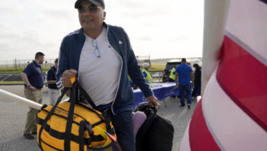 Más de 60 inmigrantes regresan a sus países en el primer vuelo de autodeportados de Trump