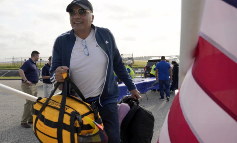 Más de 60 inmigrantes regresan a sus países en el primer vuelo de autodeportados de Trump