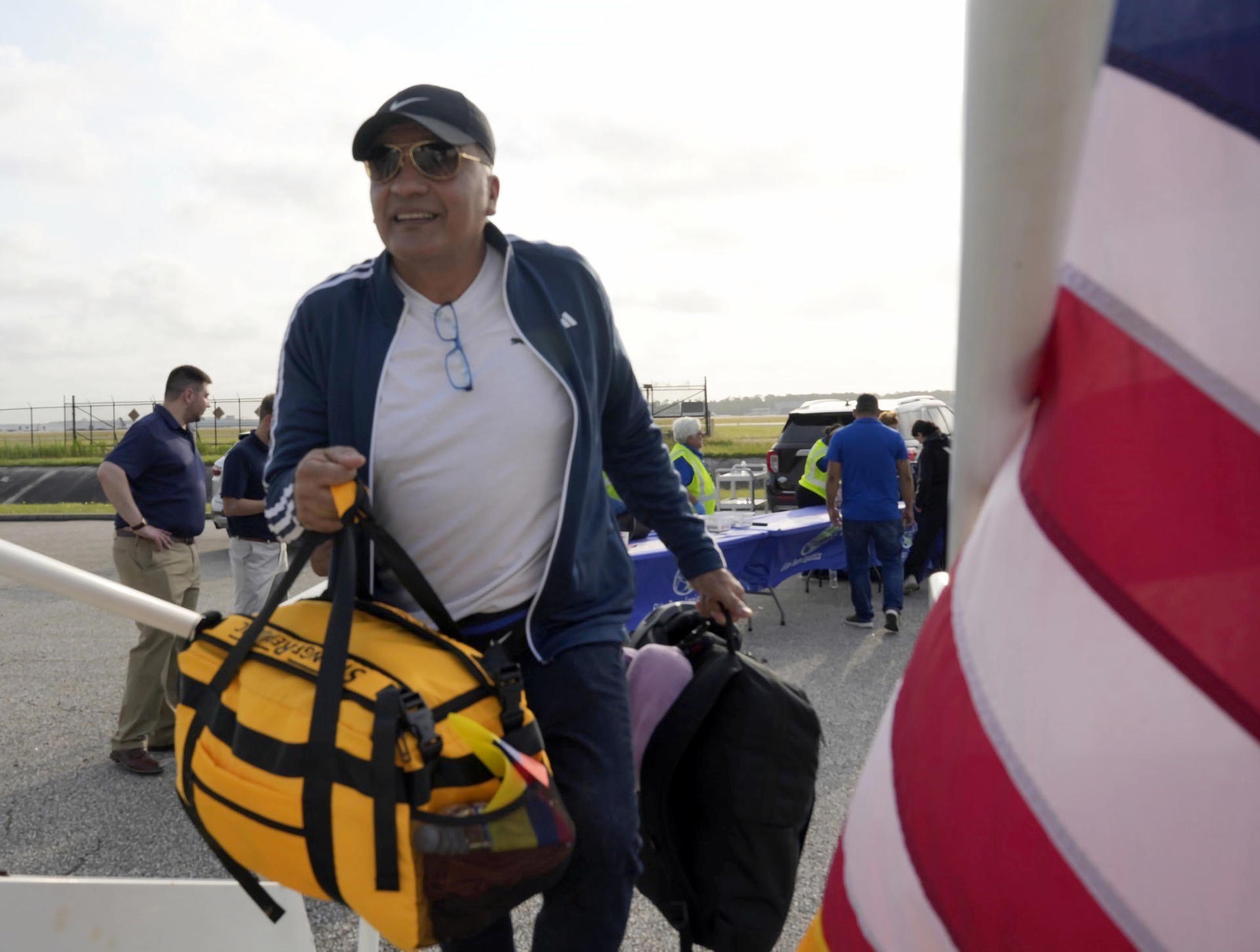Más de 60 inmigrantes regresan a sus países en el primer vuelo de autodeportados de Trump