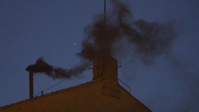 La primera fumata negra del cónclave para elegir al sucesor de Francisco se hizo esperar