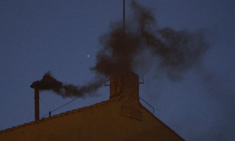La primera fumata negra del cónclave para elegir al sucesor de Francisco se hizo esperar