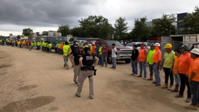 Arrestan a más de 100 migrantes de México, Colombia y Centroamérica en una obra en Florida