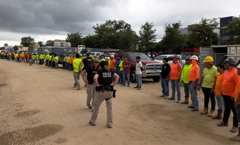 Arrestan a más de 100 migrantes de México, Colombia y Centroamérica en una obra en Florida