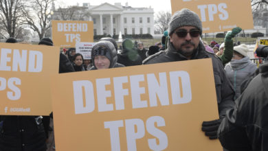 El Supremo permite al Gobierno Trump retirar la residencia temporal a 532.000 migrantes