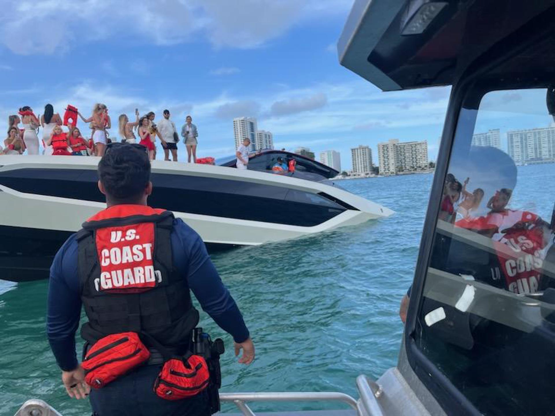 Investigan el hundimiento de un yate en Miami con 32 personas abordo, todas rescatadas