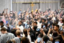 5.000 fieles en San Pedro y pequeños grupos en la plaza siguen la misa de inicio del cónclave