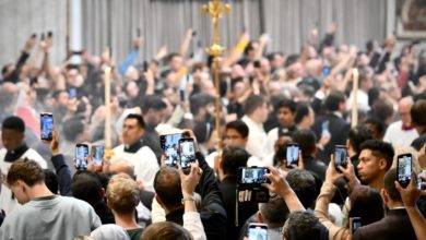 5.000 fieles en San Pedro y pequeños grupos en la plaza siguen la misa de inicio del cónclave