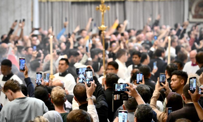5.000 fieles en San Pedro y pequeños grupos en la plaza siguen la misa de inicio del cónclave