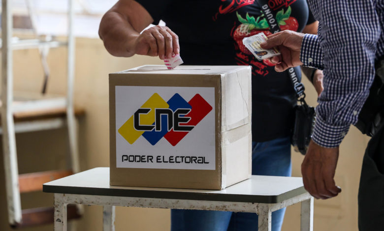 El ente electoral de Venezuela declara al chavismo ganador en 23 de 24 regiones