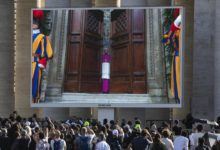 Cientos de fieles van llenando la plaza de San Pedro a la espera de la segunda fumata
