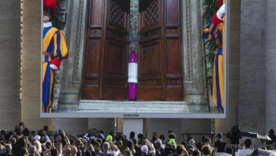 Cientos de fieles van llenando la plaza de San Pedro a la espera de la segunda fumata