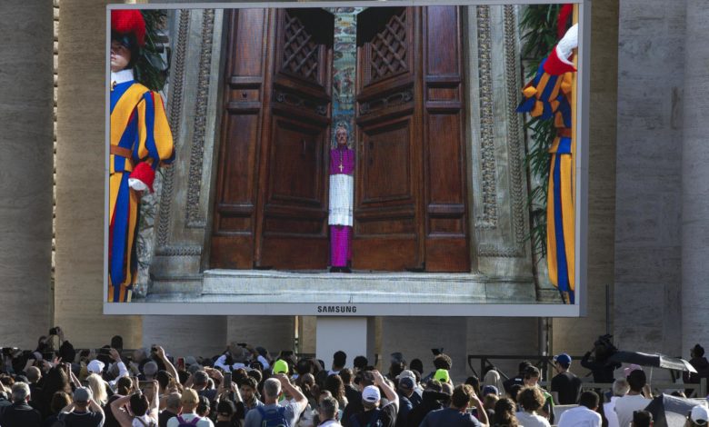Cientos de fieles van llenando la plaza de San Pedro a la espera de la segunda fumata