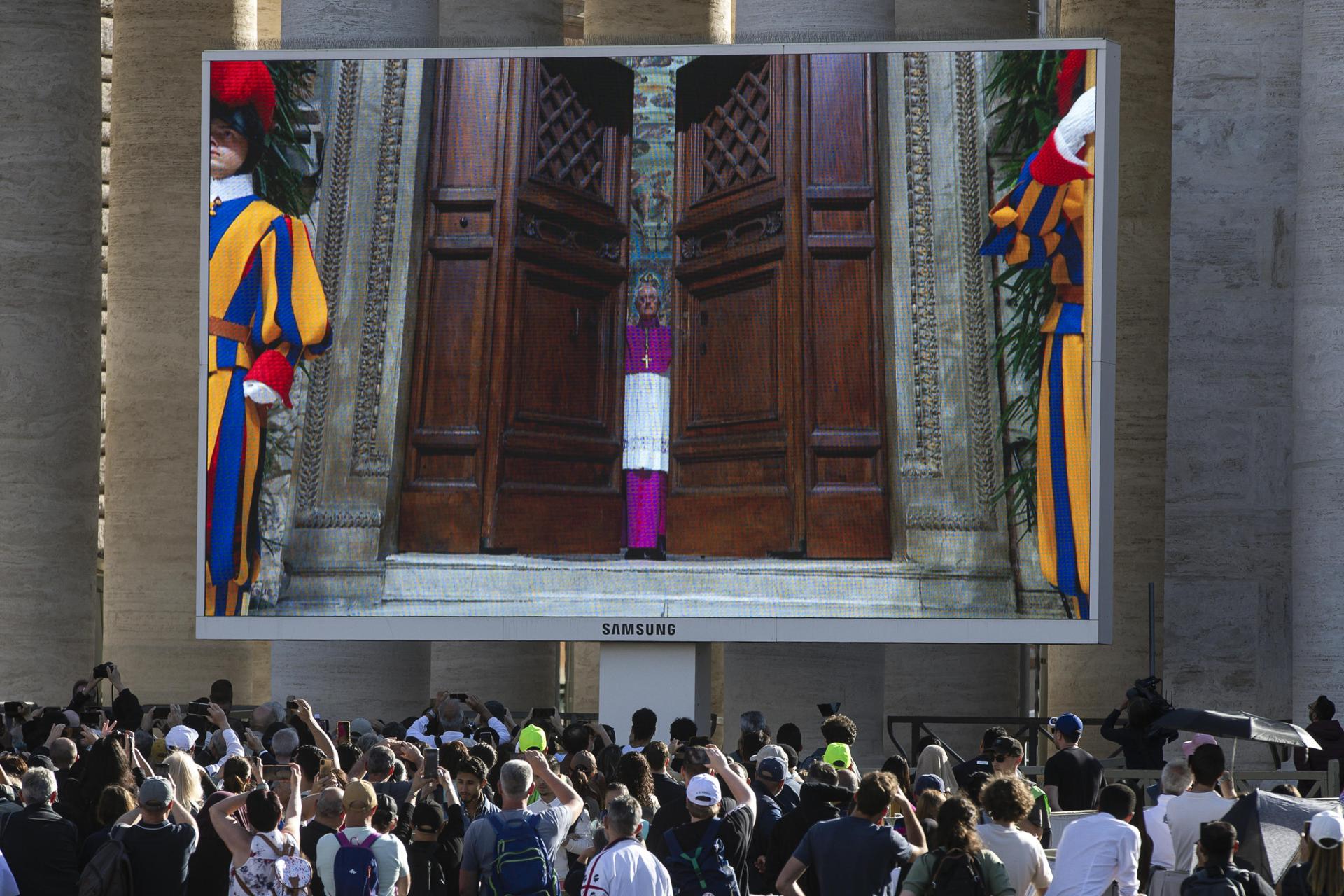 Cientos de fieles van llenando la plaza de San Pedro a la espera de la segunda fumata