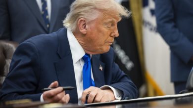La Justicia bloquea temporalmente plan de despidos masivos de Trump
