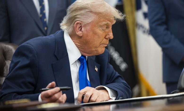 La Justicia bloquea temporalmente plan de despidos masivos de Trump