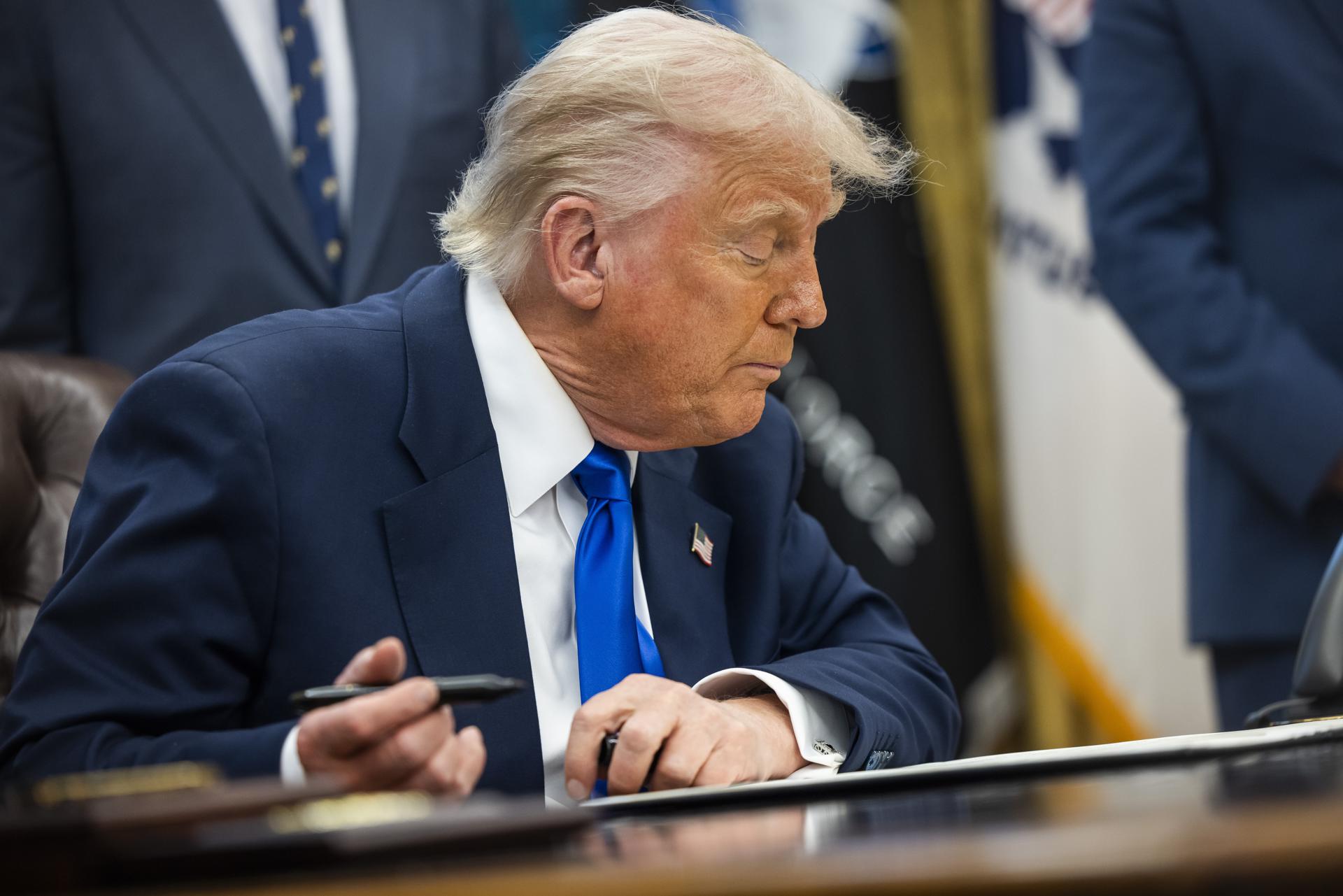 La Justicia bloquea temporalmente plan de despidos masivos de Trump