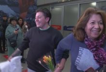 Vuelo chárter con 44 chilenos deportados llega a Santiago en medio de tensión y denuncias