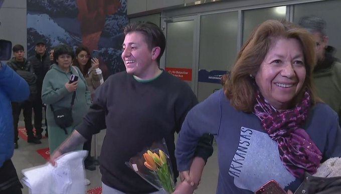 Vuelo chárter con 44 chilenos deportados llega a Santiago en medio de tensión y denuncias