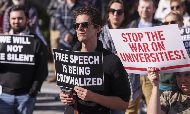 Un juez impide al Gobierno de Trump revocar las visas de los estudiantes internacionales