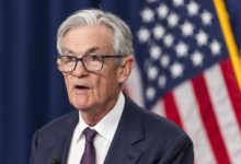 La Fed mantiene los tipos pese a la presión y alerta del impacto de la incertidumbre