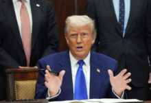 Trump firma una decreto que pide a las farmacéuticas que bajen los precios de medicinas