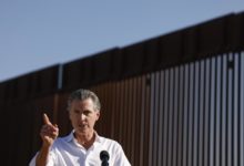 California busca detener inscripciones a programa de salud pública para indocumentados
