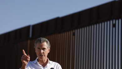 California busca detener inscripciones a programa de salud pública para indocumentados