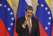 Maduro llama al chavismo a ganar "lo comunicacional" en elecciones del domingo