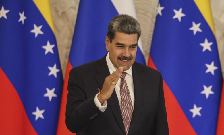 Maduro llama al chavismo a ganar "lo comunicacional" en elecciones del domingo