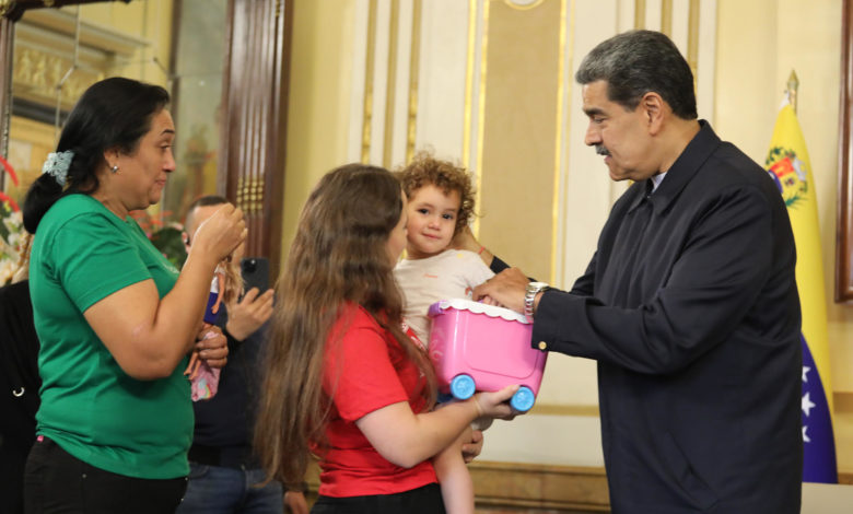 Gobierno anuncia llegada a Venezuela de niña separada de su madre deportada de EE.UU.