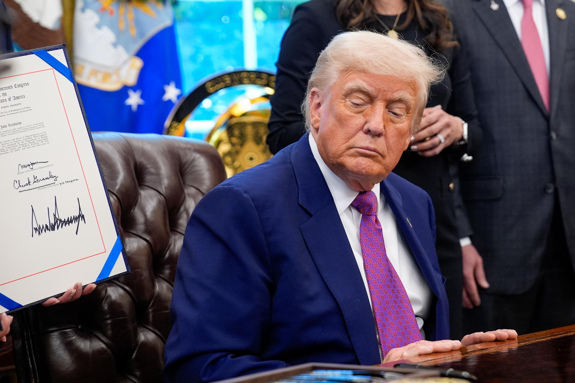 Trump quiere datos de indocumentados que solicitaron ayuda durante pandemia en California