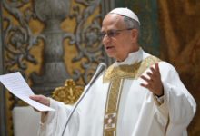 León XIV, el Papa que desafía el muro: EE.UU. tiene su primer pontífice, crítico de Trump y defensor de los migrantes