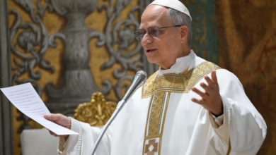 León XIV, el Papa que desafía el muro: EE.UU. tiene su primer pontífice, crítico de Trump y defensor de los migrantes