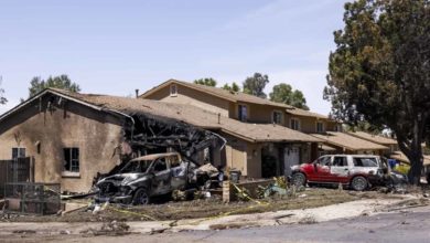 Dos muertos y ocho heridos al estrellarse una avioneta en un barrio en el sur de California