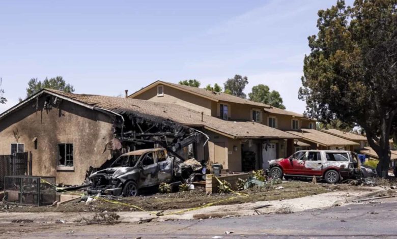 Dos muertos y ocho heridos al estrellarse una avioneta en un barrio en el sur de California