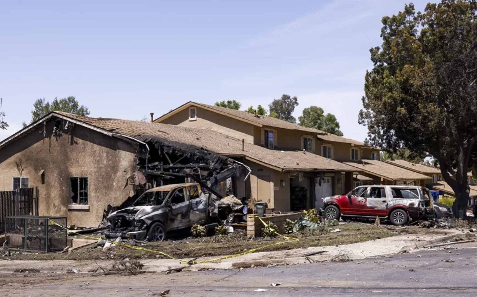 Dos muertos y ocho heridos al estrellarse una avioneta en un barrio en el sur de California