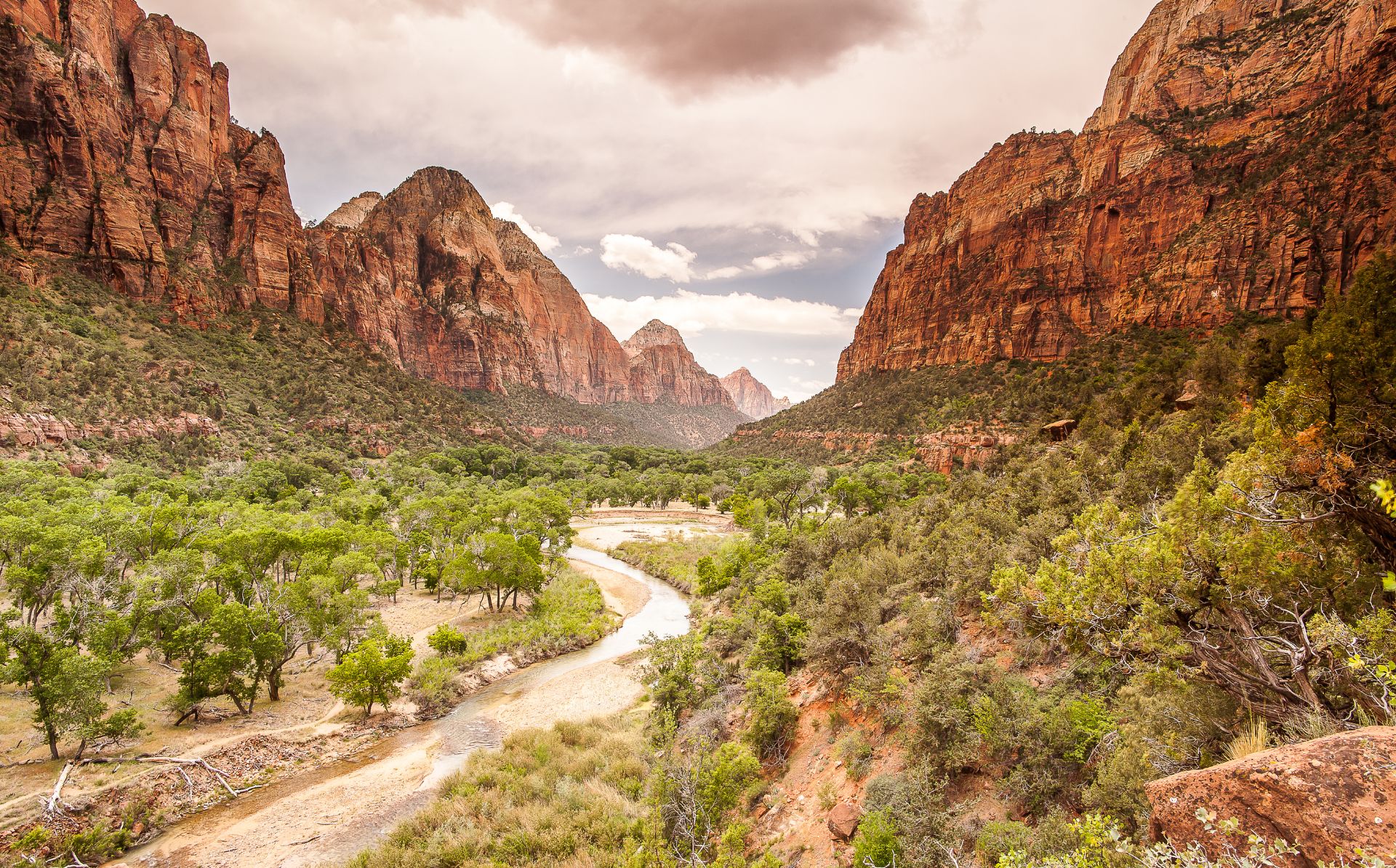 Utah activa su operativo turístico por el Día de los Caídos: Esperan miles en Arches y Canyonlands