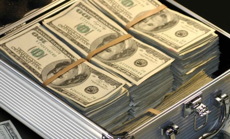 Acusados de ejecutar un esquema de fraude con cheques por más de 3,1 millones de dólares dirigido al Tesoro de EE. UU. y a otros.