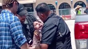 Madre clama por sus hijos durante redada migratoria frente a corte (+VIDEO)