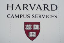 Harvard reta en corte la orden de Trump que niega visas a estudiantes y profesionales