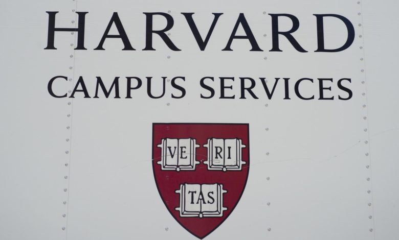 Harvard reta en corte la orden de Trump que niega visas a estudiantes y profesionales