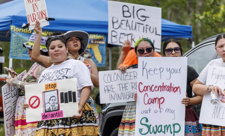 Masiva protesta contra cárcel migratoria 'Alligator Alcatraz' en vísperas de su apertura
