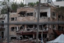 Paramédicos confirman dos muertos tras el impacto directo de un misil iraní en su búnker