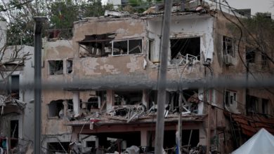 Paramédicos confirman dos muertos tras el impacto directo de un misil iraní en su búnker
