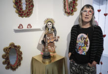 Cantante de Aterciopelados pone a mujeres en el centro de su muestra de cerámica en Bogotá