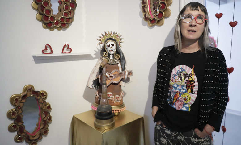 Cantante de Aterciopelados pone a mujeres en el centro de su muestra de cerámica en Bogotá