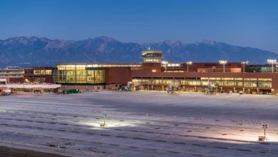 Tensión en el aeropuerto de Salt Lake: Intentó arrebatarle el arma a un oficial tras robar una mochila