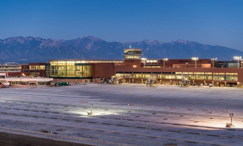 Tensión en el aeropuerto de Salt Lake: Intentó arrebatarle el arma a un oficial tras robar una mochila