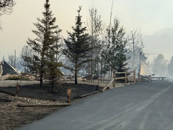 Fuego imparable en Utah arrasa 12 viviendas y fuerza evacuaciones masivas en Pine Valley