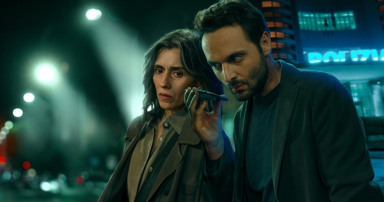 “Sara, la mujer en las sombras”: La serie italiana que atrapa con su intriga y oscuridad